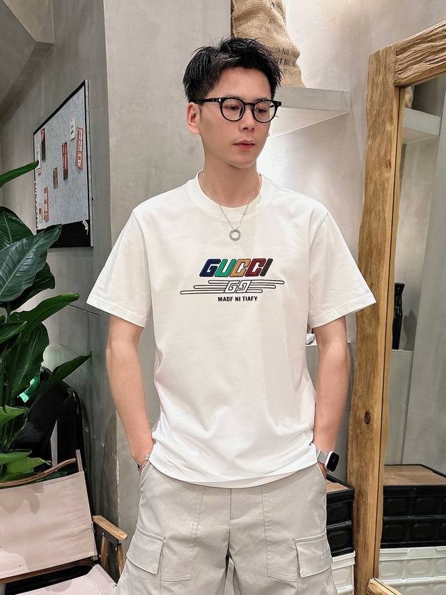 Gucci's new short-sleeved T-shirt is perfect for everyday wear. This custom merc