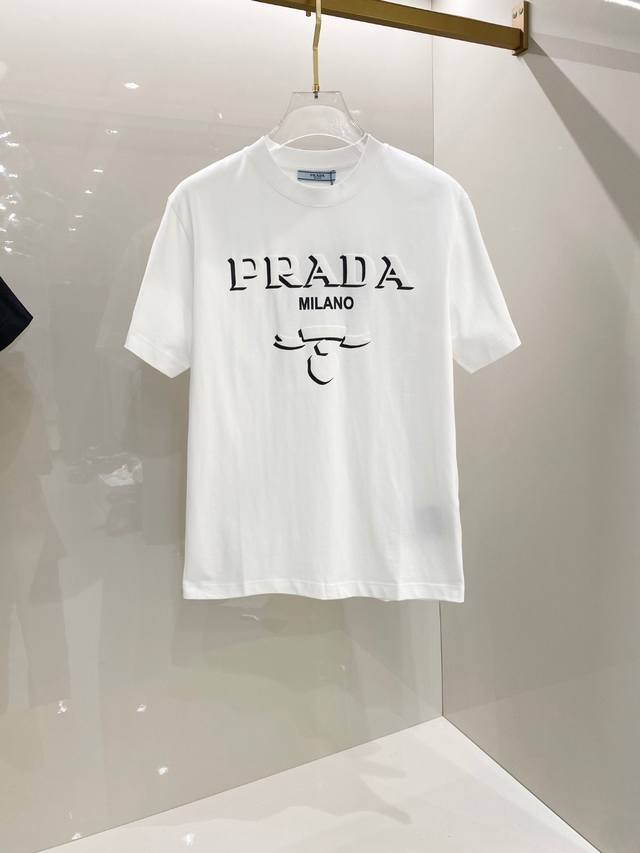 Prada's latest short-sleeved T-shirt for early spring 2025, made of custom-made