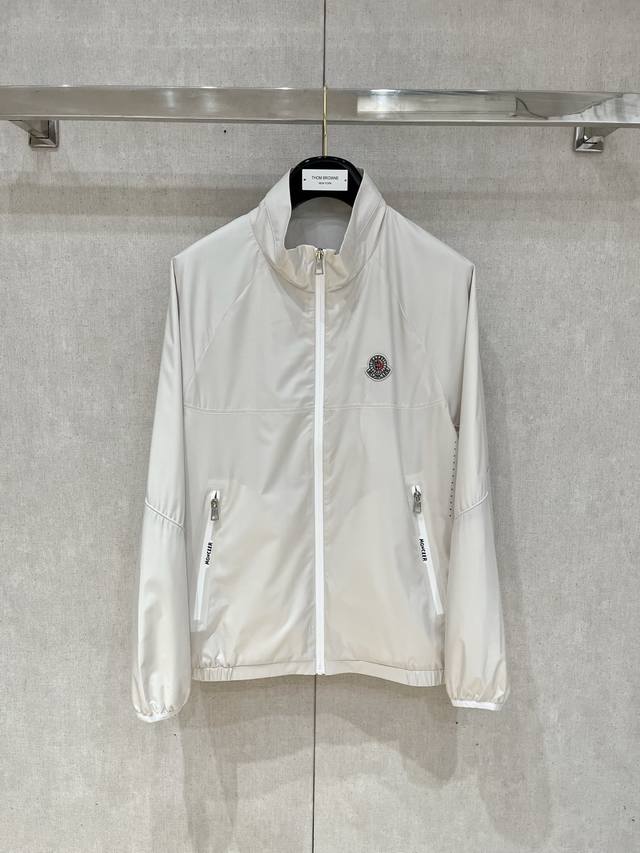 Moncler's new 2025Ss jacket, a runway-fresh item in immaculate condition, comfo