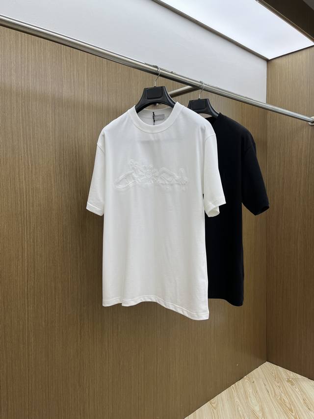 The perfect collision of Dior's minimalism and exquisite details. It looks simpl