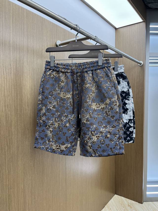 Lv Exclusive debut of the 2025 summer new men's casual shorts. Made of high-end
