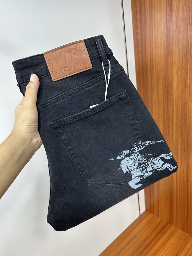 The new Dior 25 casual jeans are made from carefully selected original fabrics