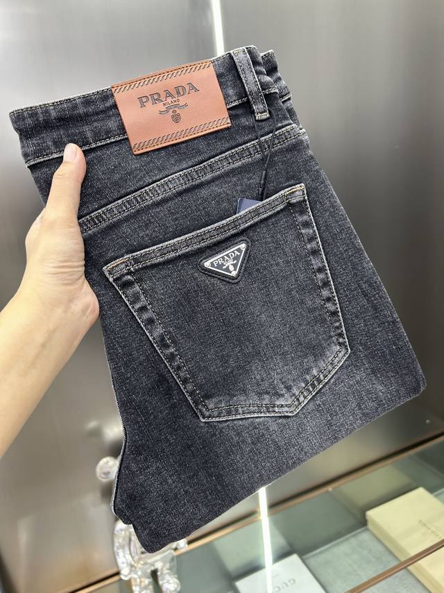 Prada's new 2025 casual jeans are made from carefully selected original fabrics