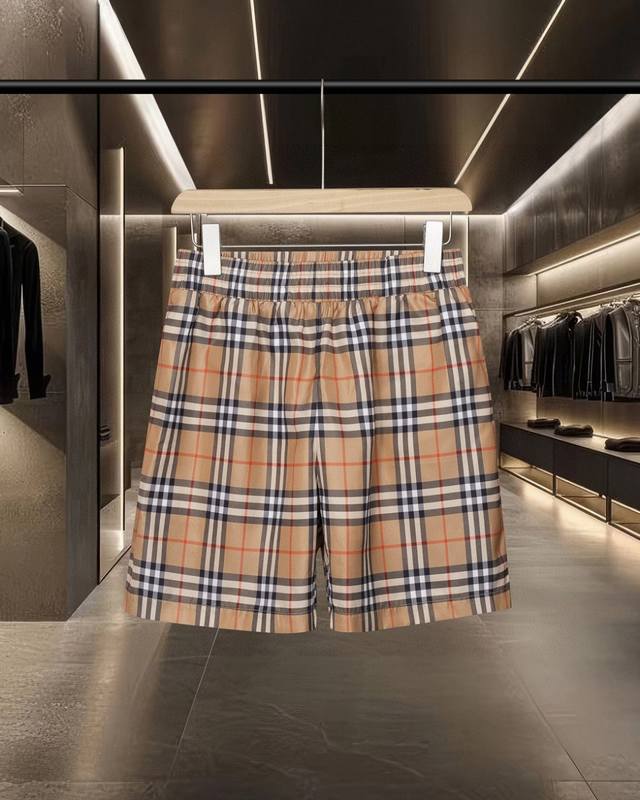 Bur Burberry's hot-selling collection is here! Classic khaki plaid beach shorts