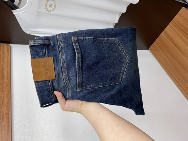 Tf 2025 Autumn/Winter new jeans feature a clean, sharp cut and a distinctly urba