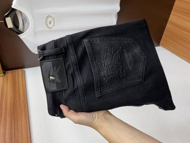 Burberry's new autumn/winter 2025 casual jeans have a clean, neat cut and a stro