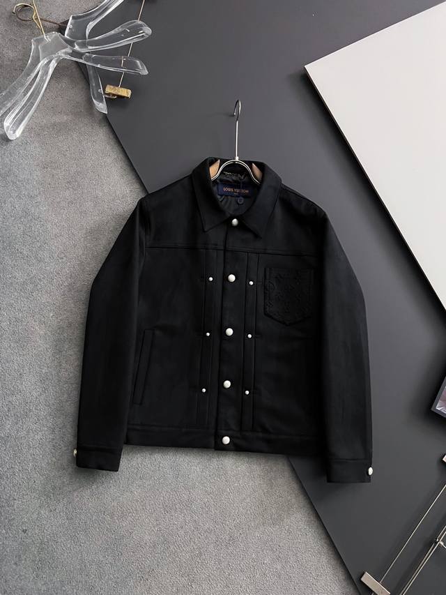 Lv's new men's suede jacket is made of custom fabric. It has a great feel and a