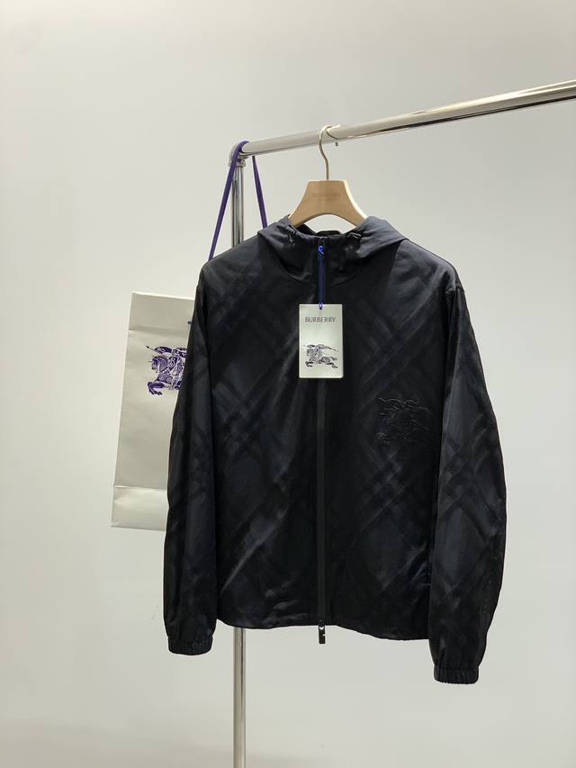 Burberry, the latest autumn 2025 product, available in the store at the same tim