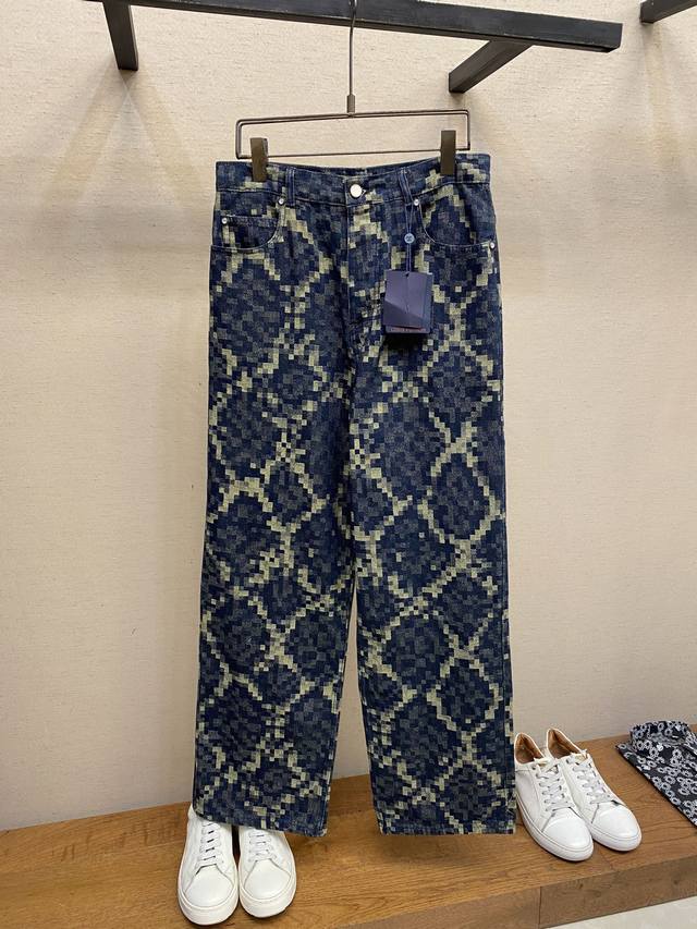 Lv25Ss snake-print jeans DDD. Originally purchased for 16,700, these jeans are c