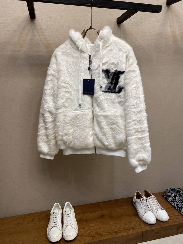 Lv Louis 25Fw solid color monogram mink fur jacket DDD. Its elegant design makes