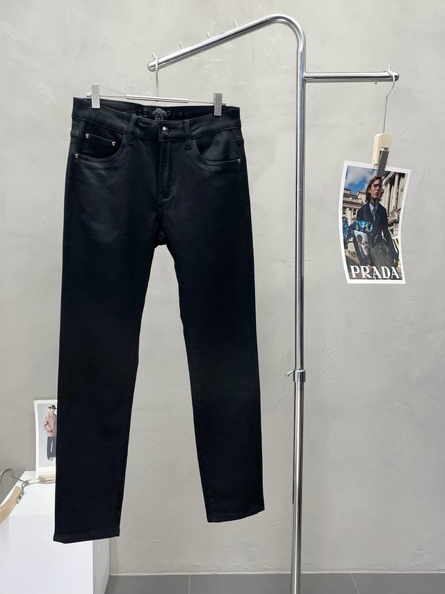 Exclusively from Versace, these new, high-end casual jeans are available! Custom