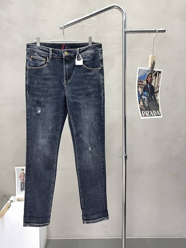 Exclusively from Moncler, these new, high-end casual jeans are available! Custo