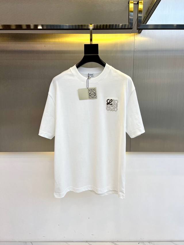 Lowe, 2025 Spring/Summer new collection. This loose-fitting, short-sleeved, crew