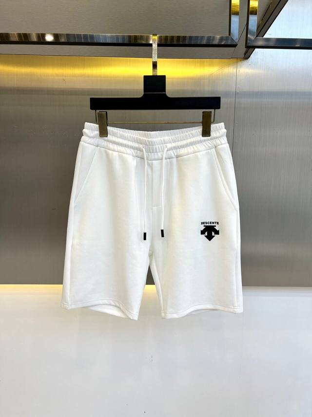 New summer casual shorts from Descente and 25S! Drawstring design with a classi