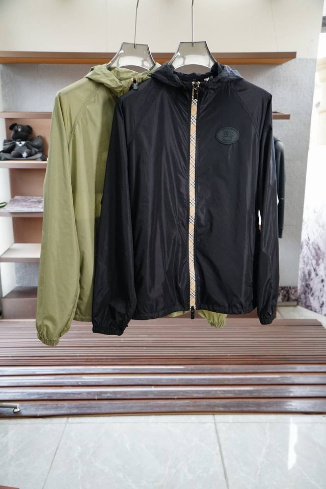 Bbr This Burberry official nylon hooded jacket features Burberry check tape and