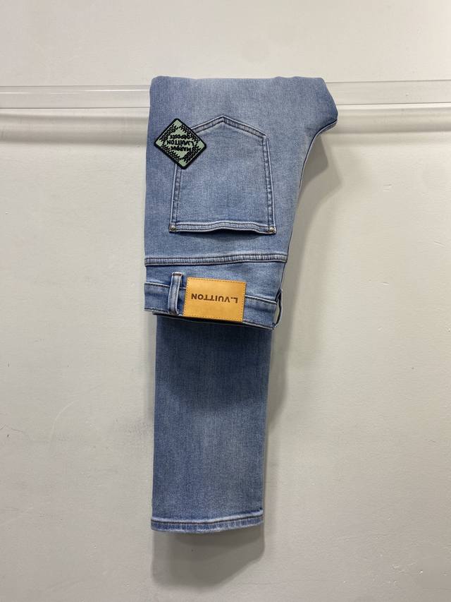 Louis* Men's pants, with English slogan print on the front and embroidered logo