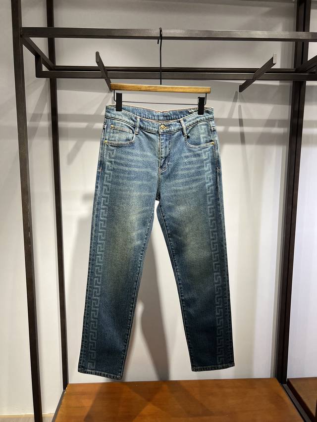 New style, straight-leg fashionable stretch jeans, sizes 29 30 31 32 33 34 36 D