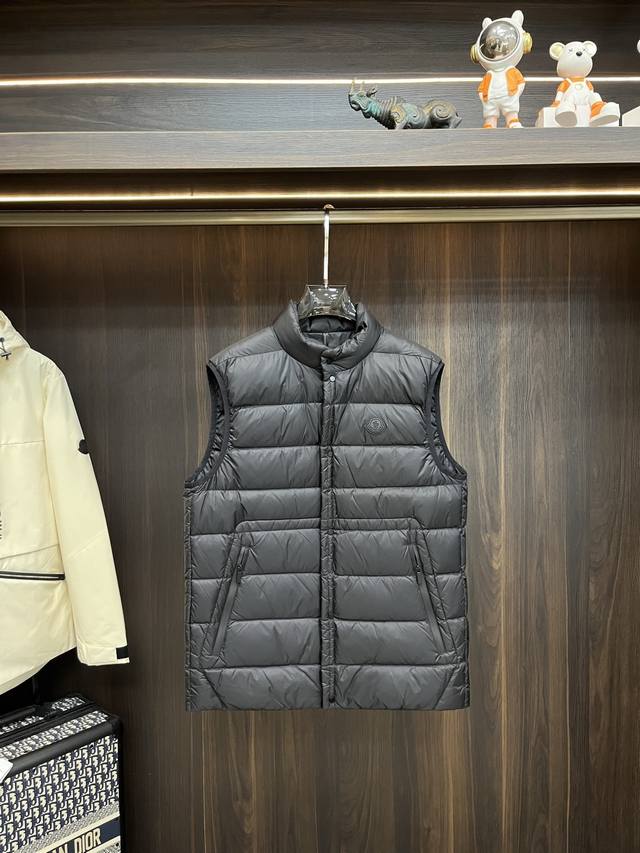 Moncler's popular down jacket, featuring a stand-up collar and hooded design, i