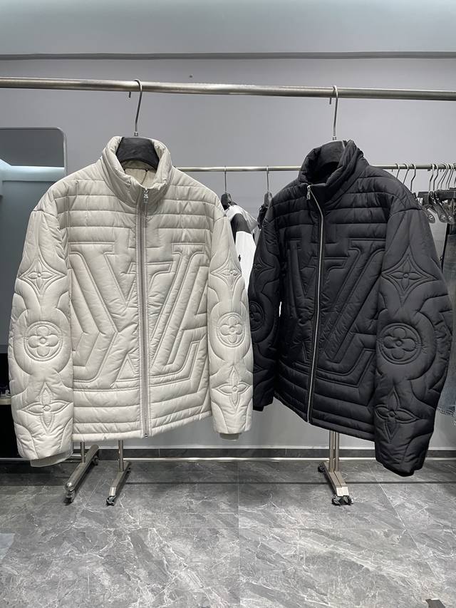 Lv25Fw New Fall/Winter Nylon Stand-Collar Jacket! Unisex, this zip-up jacket fea