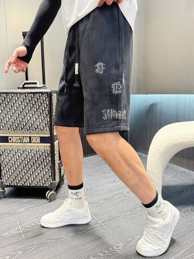 Margiela's new 2025 summer men's casual shorts, featuring all three logos. Made