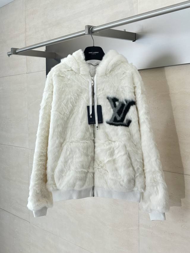Lv Louis 25Fw solid color monogram mink fur jacket DDD. Its elegant design makes