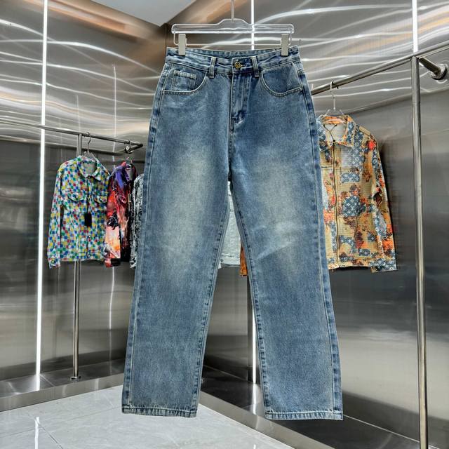Lv Louis back pocket lettering print straight jeans come in a variety of washes