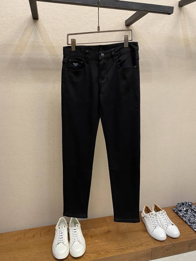 Prada, 2025Ss is comfortable and versatile, with no restrictions on pairing. Sim