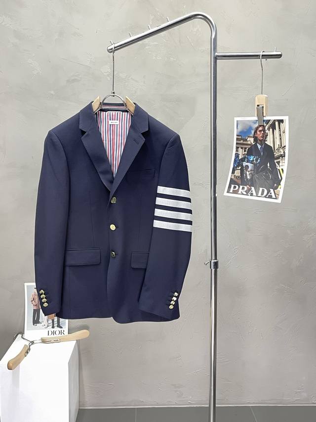 Thom Browne exclusive new blazer, simple and casual, made from imported polyeste