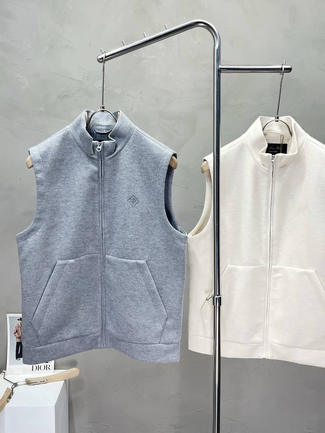 Lp-Loro Piana exclusively offers the latest spring and autumn fashion vests. Thi
