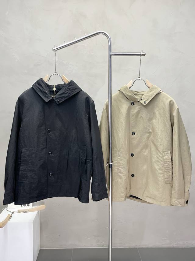 Lp-Loro Piana exclusively offers the latest fashionable fall/winter jackets. The