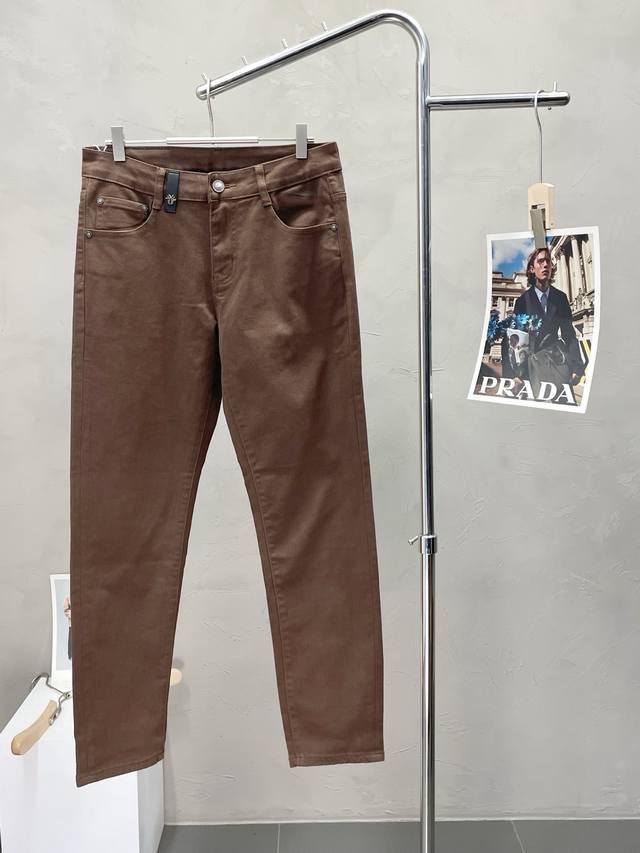 Exclusively for Dior, these new, high-end casual jeans are available! Custom-mad