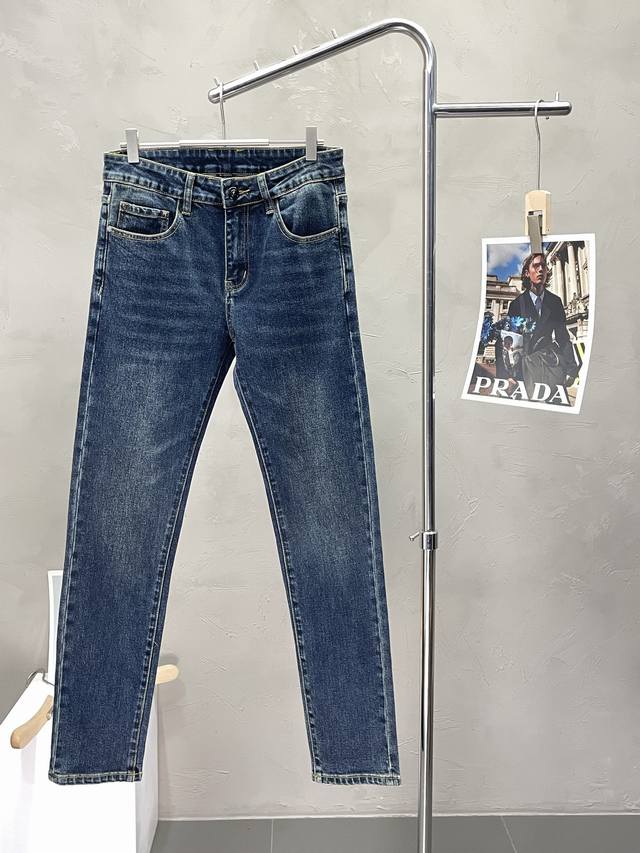 Exclusively from Tom Ford, these new, high-end casual jeans are available! Cust