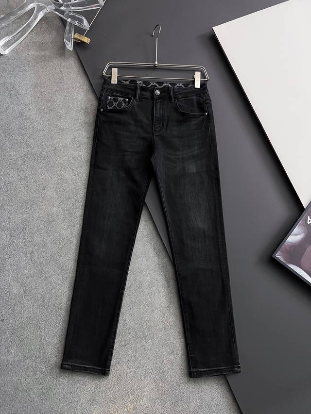 Versac* 25 S, a new season hit, impeccably crafted. Classic casual stretch jeans