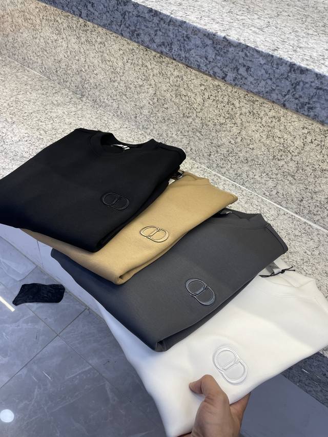 Cd Dior's new arrival on the official Dior men's autumn/winter counter website.