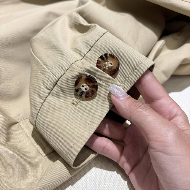 These two amber-patterned buttons on the cuffs are super practical! Flexibly adj