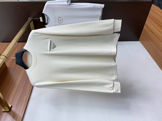 Prada's new autumn and winter 2025 fashion casual long-sleeved T-shirt, selected