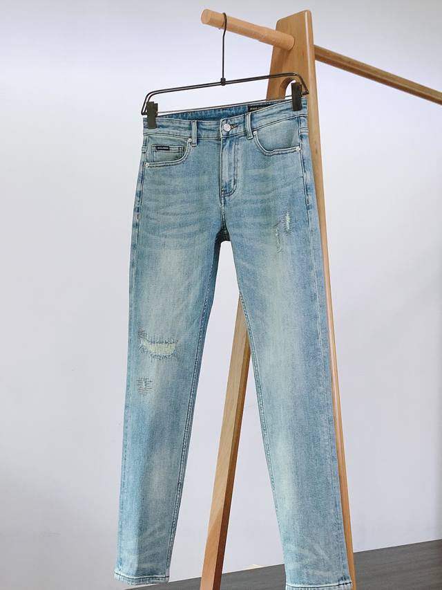 Dolce&Gabbana's 2025 Fall/Winter collection features a pair of jeans steeped in