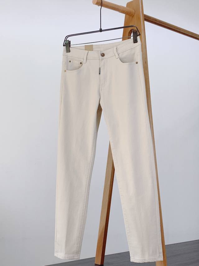 Burberry's new jeans from the Burberry Early Fall 2025 collection are high-fashi
