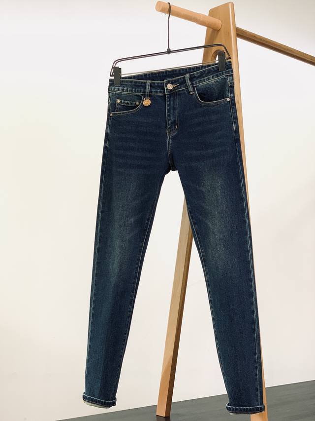 Dolce & Gabbana 's 2025 Fall Early Fall jeans are a true reflection of the Dolce