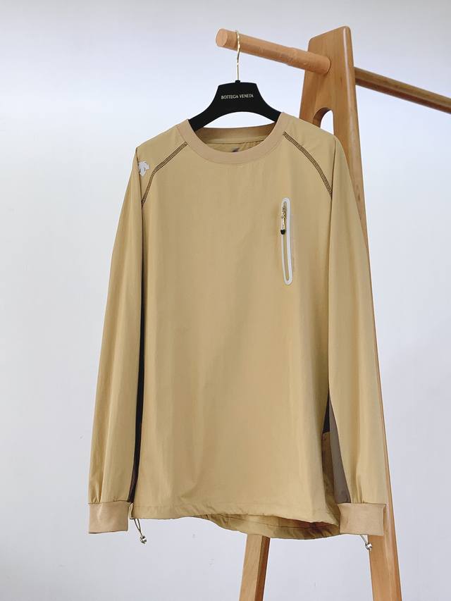 Descente 2025Fw Early Fall New Arrival DDD. This top features a simple round nec