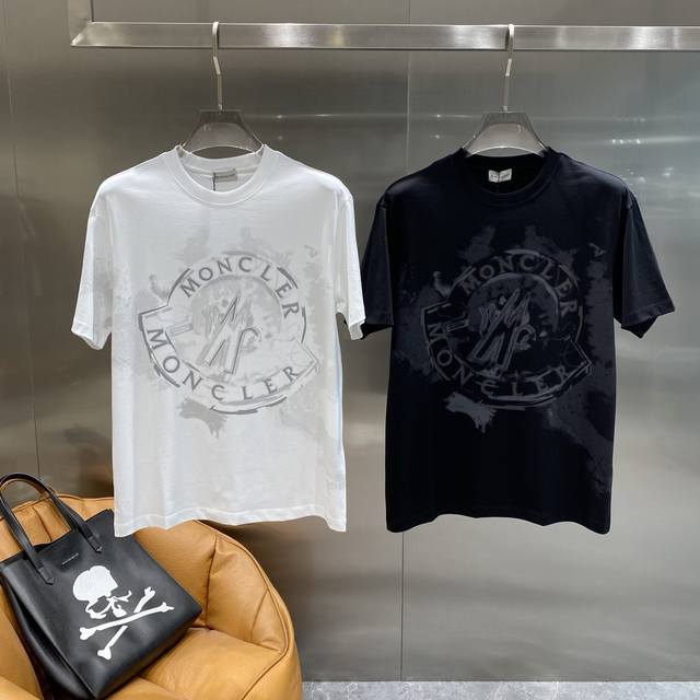 Moncler Moncler ink-splashed T-shirt with dark high-end classic base, ink-splash