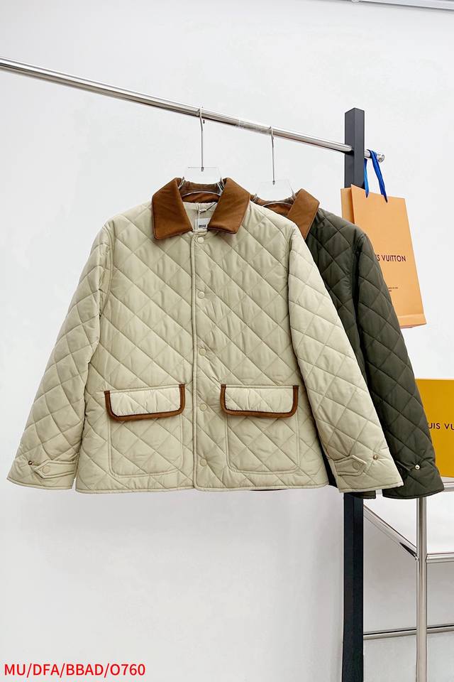 O760 The Mu Miumiu 25Ss new jacket reinterprets the classic quilted down jacket,
