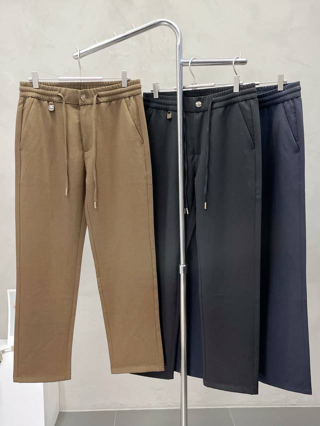 Exclusively from Tom Ford, these high-end new casual pants are available! Custo