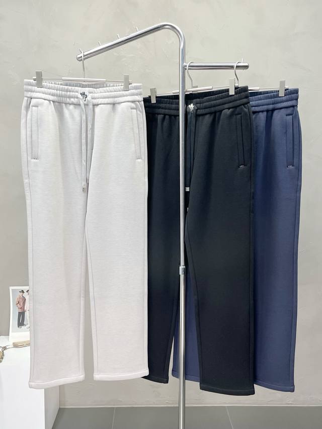 Exclusively from Moncler, these new, high-end casual pants are available! Custo