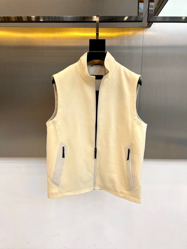 Prad, 25S new men's vest for autumn and winter. This sleeve vest reconstructs th
