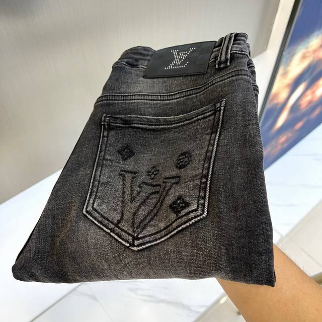 Lv, 2025 Early Fall new slim-fit men's denim jeans. Made from ultra-soft, long-s