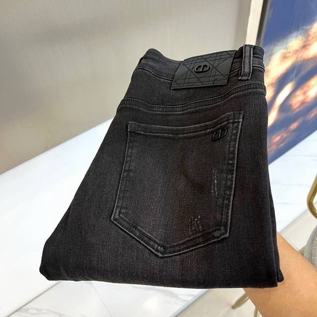 Dio, 25Fw, release their new men's jeans for early fall and winter. These casual