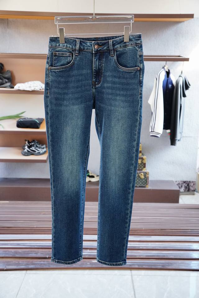 Loewe's new arrivals: 2020 Early Fall 2550s casual jeans, a high-end custom col