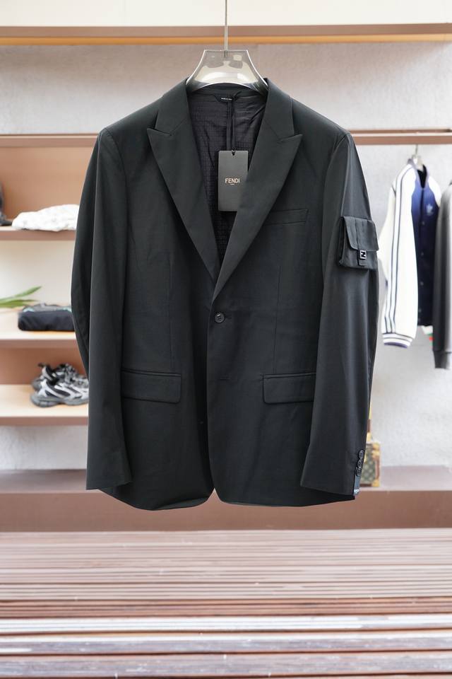 Fendi 25Ss autumn/winter two-piece suit, exquisitely embellished and meticulousl