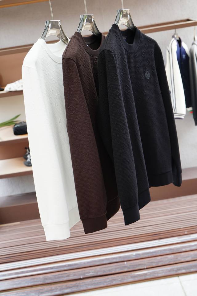 Lv Louis Vuitton Autumn 2025 Collection DDD. This sweatshirt, crafted from a cle